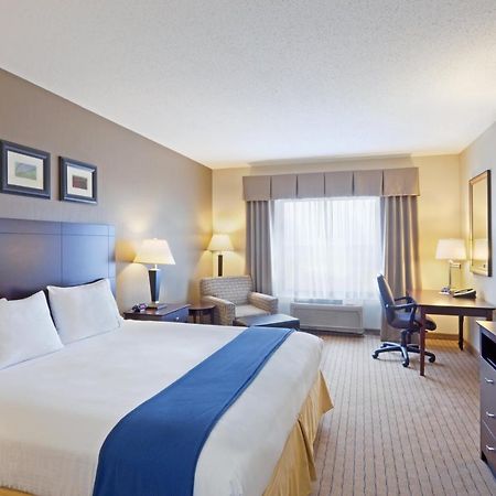 Holiday Inn Express & Suites Malone By Ihg Номер фото