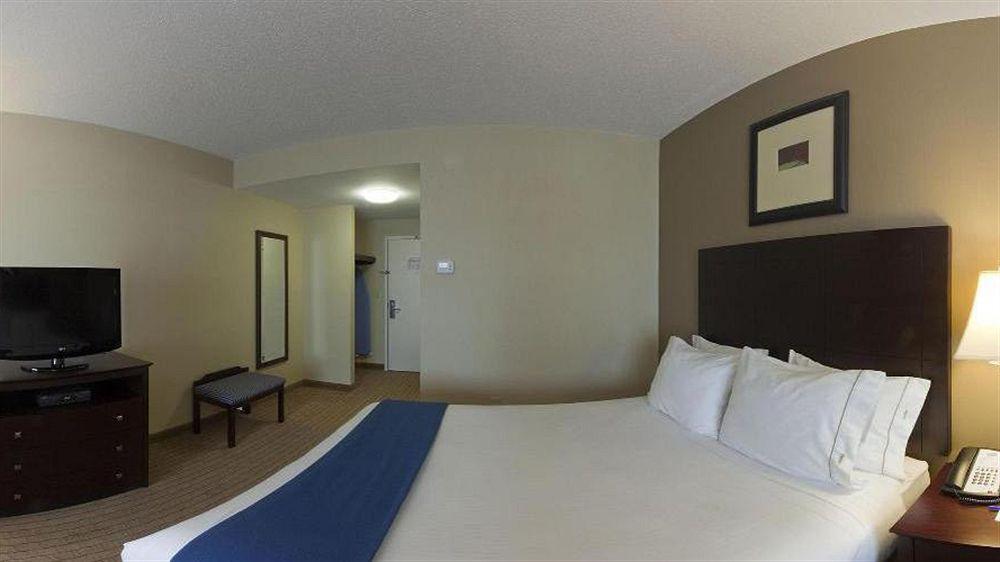 Holiday Inn Express & Suites Malone By Ihg Экстерьер фото