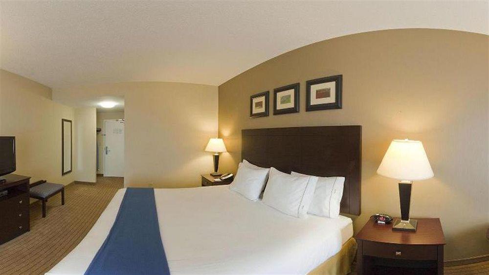 Holiday Inn Express & Suites Malone By Ihg Экстерьер фото