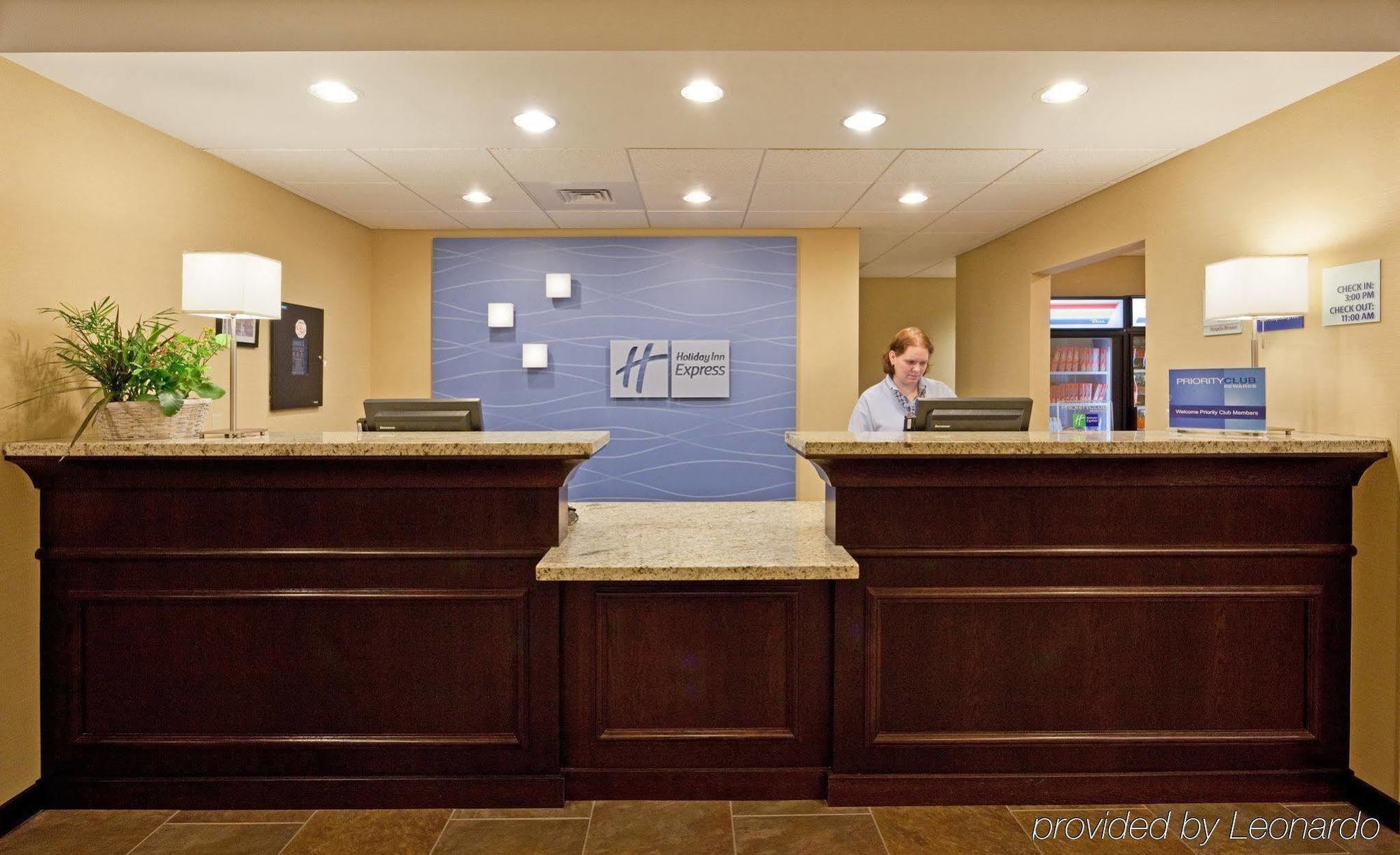 Holiday Inn Express & Suites Malone By Ihg Экстерьер фото