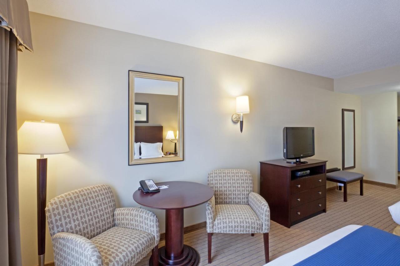 Holiday Inn Express & Suites Malone By Ihg Экстерьер фото