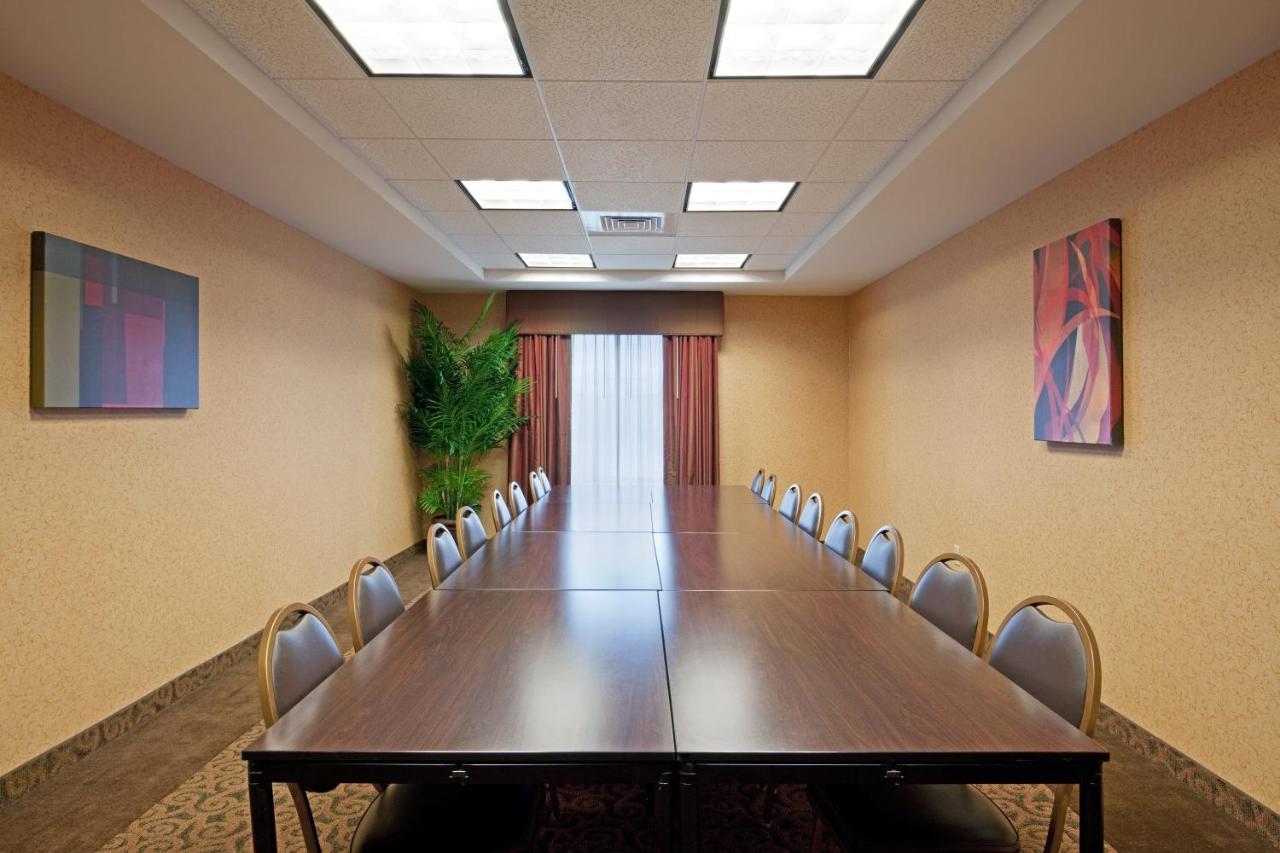 Holiday Inn Express & Suites Malone By Ihg Экстерьер фото