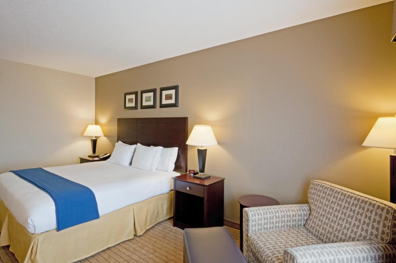 Holiday Inn Express & Suites Malone By Ihg Экстерьер фото