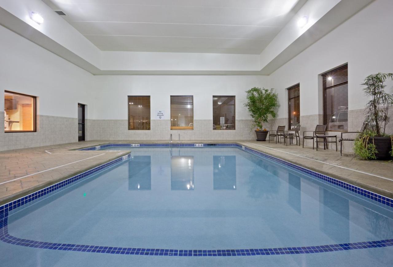 Holiday Inn Express & Suites Malone By Ihg Экстерьер фото