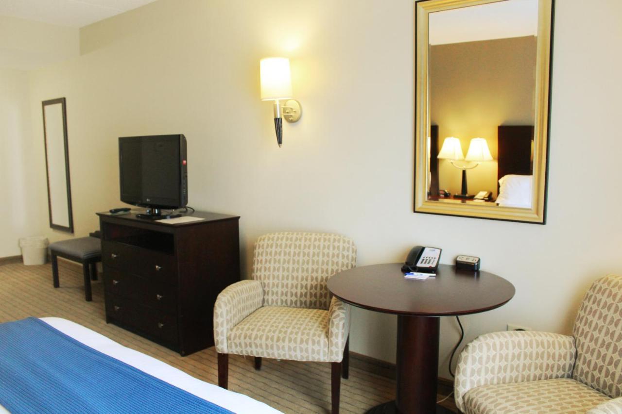 Holiday Inn Express & Suites Malone By Ihg Экстерьер фото