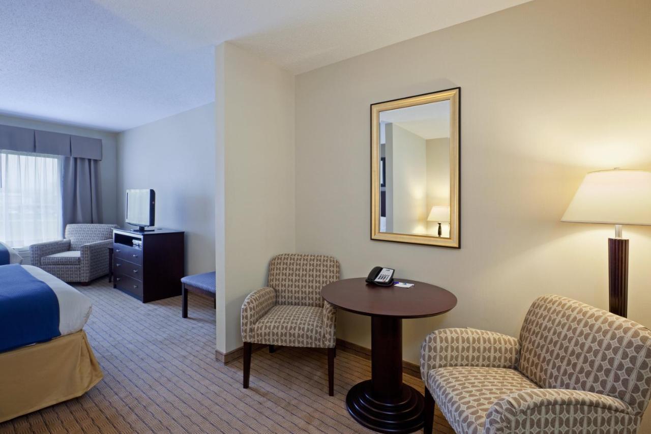 Holiday Inn Express & Suites Malone By Ihg Экстерьер фото