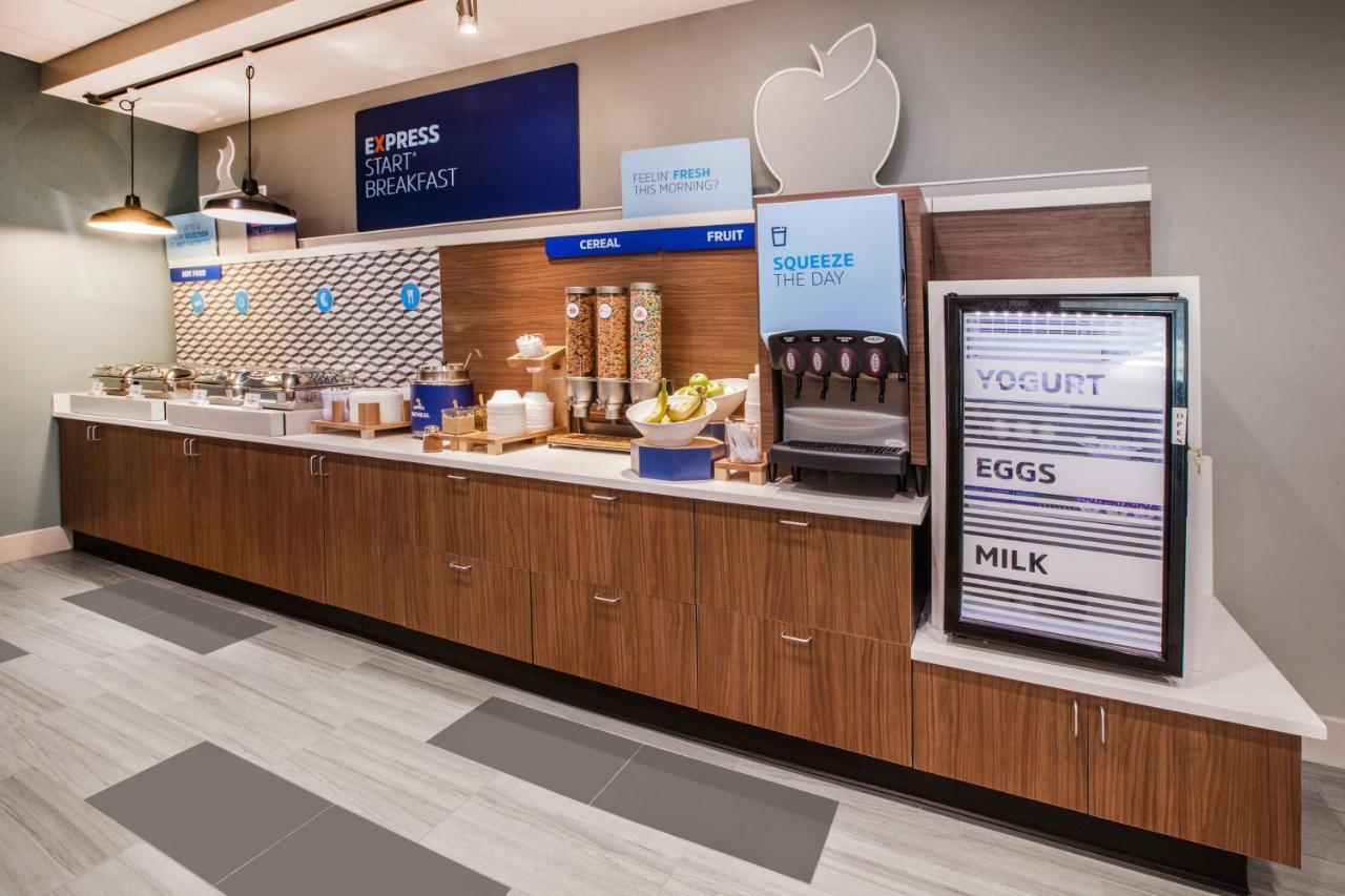 Holiday Inn Express & Suites Malone By Ihg Экстерьер фото