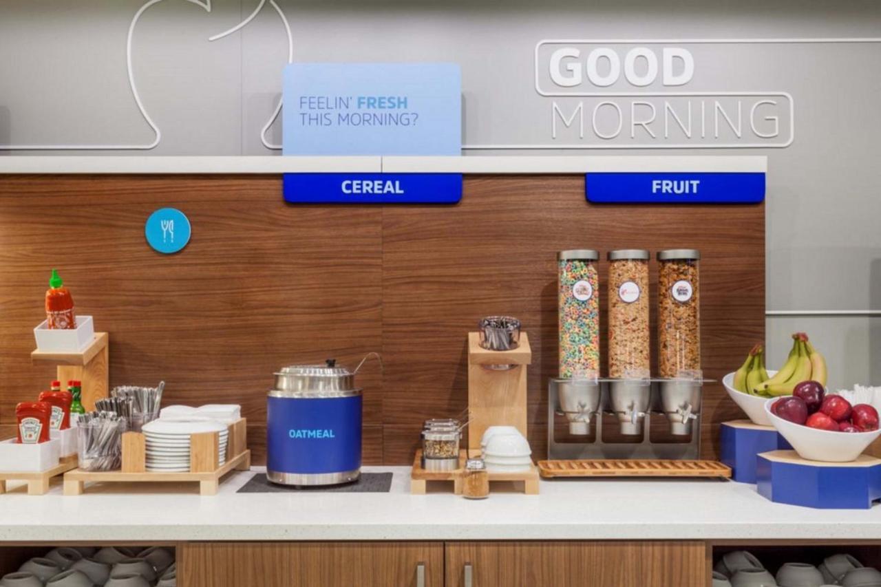 Holiday Inn Express & Suites Malone By Ihg Экстерьер фото